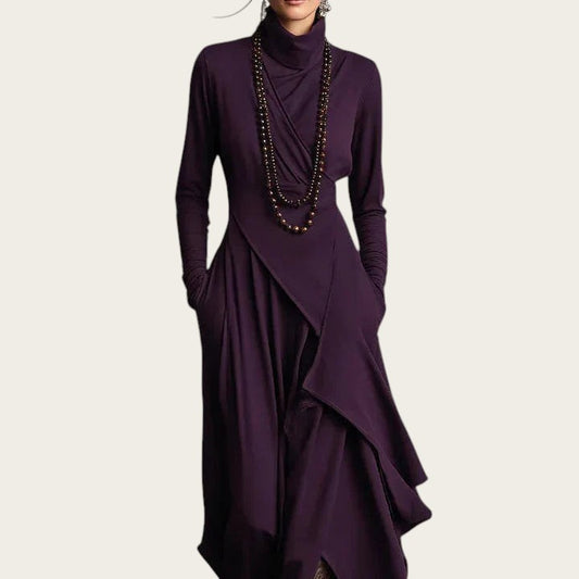Vestido largo plisado asimétrico con cuello alto