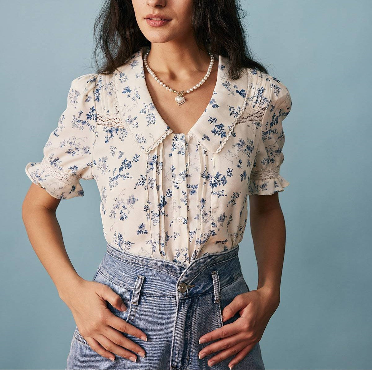 Cira - Camisa floral plisada con detalles de encaje