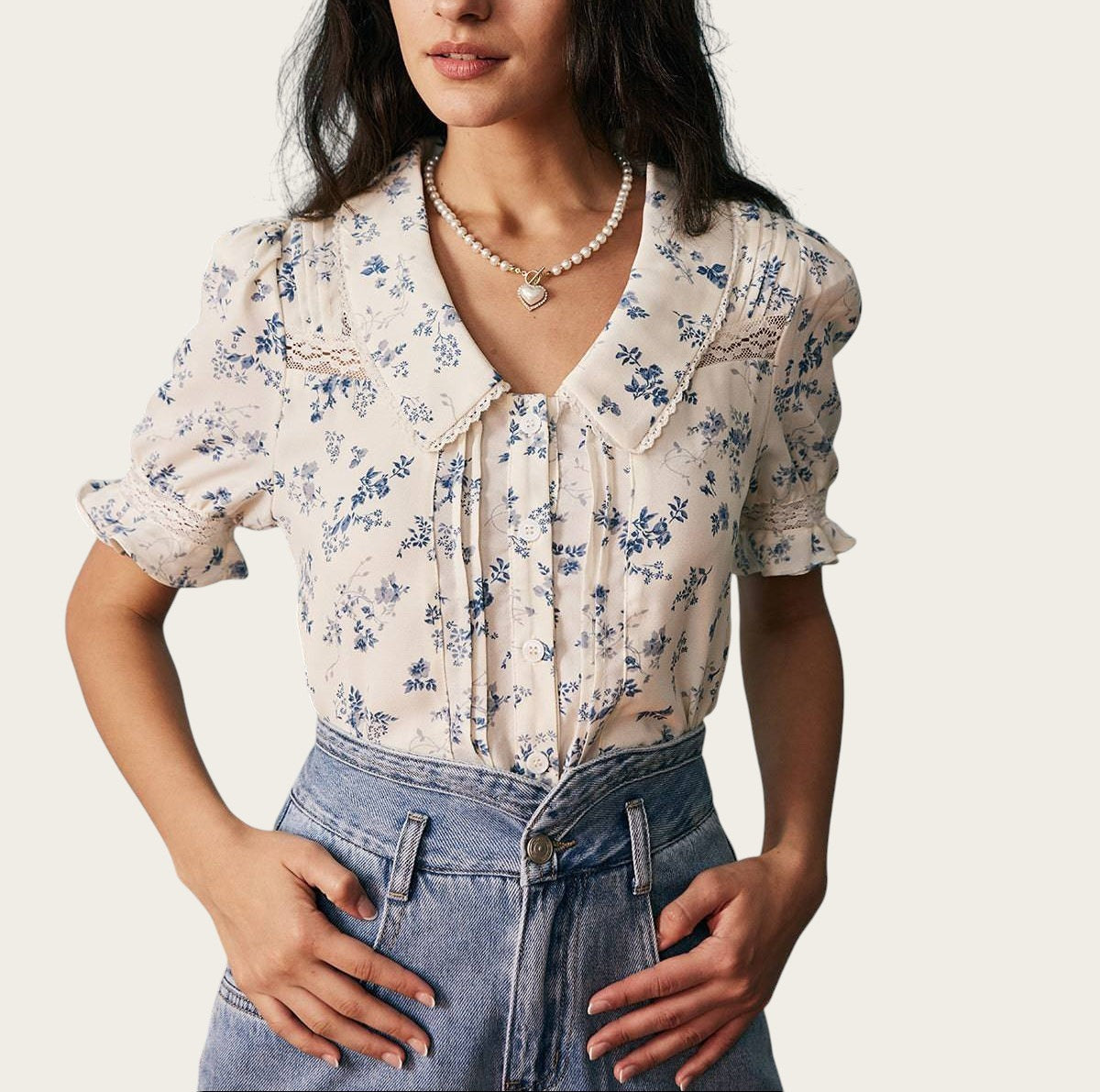Victoria Lemaire camisa floral de poliéster con encaje y cuello en V, manga corta abullonada y detalles plisados.