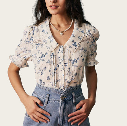 Victoria Lemaire camisa floral de poliéster con encaje y cuello en V, manga corta abullonada y detalles plisados.