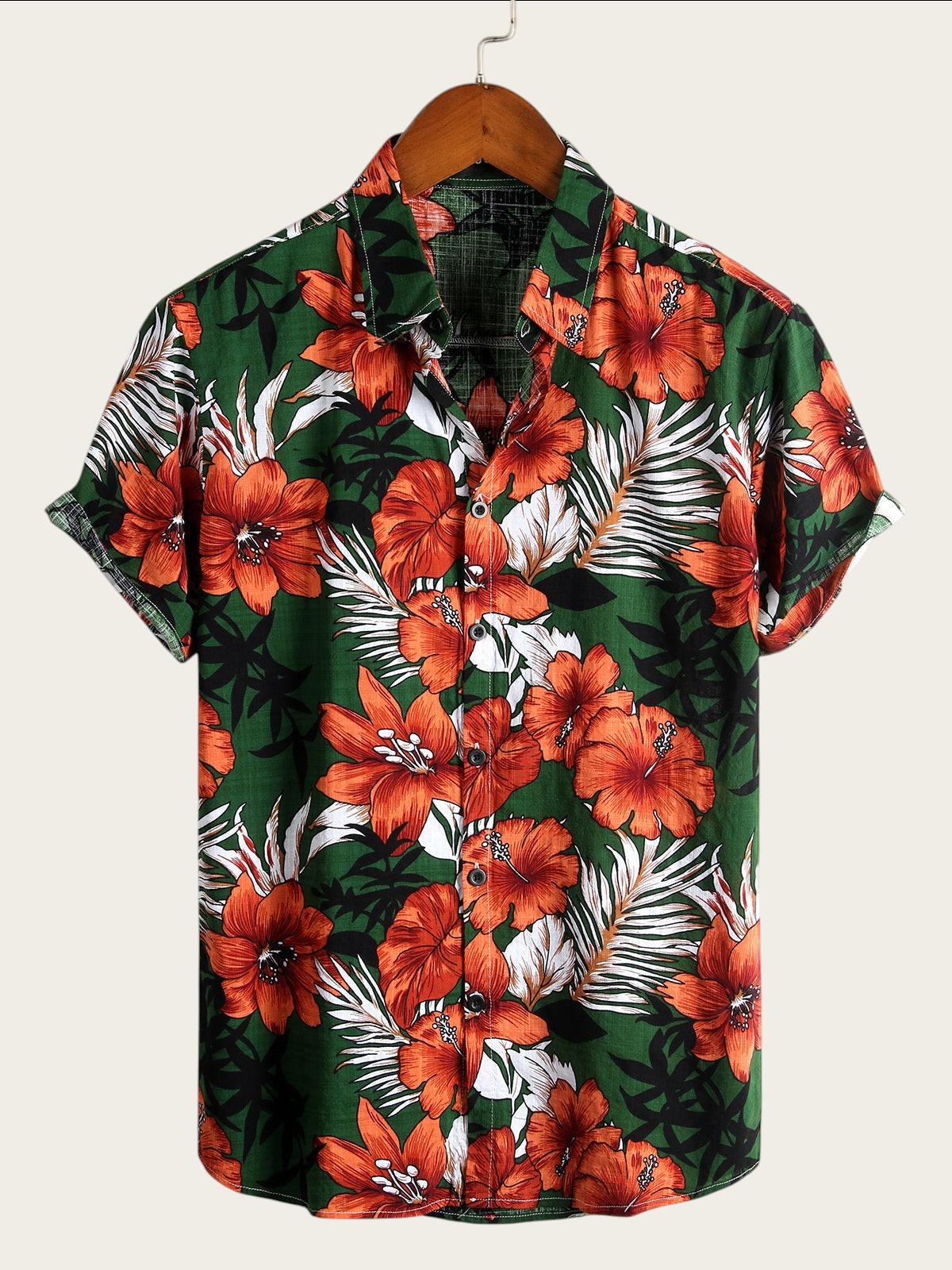 Camisa hawaiana verde de Victoria Lemaire con estampado floral naranja y hojas blancas. Manga corta, cuello camisero, 70% algodón.