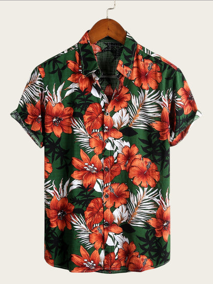 Camisa hawaiana verde de Victoria Lemaire con estampado floral naranja y hojas blancas. Manga corta, cuello camisero, 70% algodón.