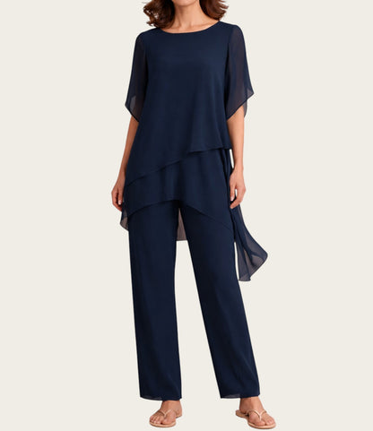 Victoria Lemaire conjunto de dos piezas azul marino, top asimétrico de doble capa y pantalón de pierna ancha, tejido fluido.