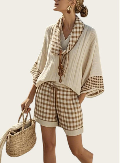 Conjunto corto de lino con patrón de cuadros de Victoria Lemaire, color beige y marrón, con top holgado y pantalón corto a juego.