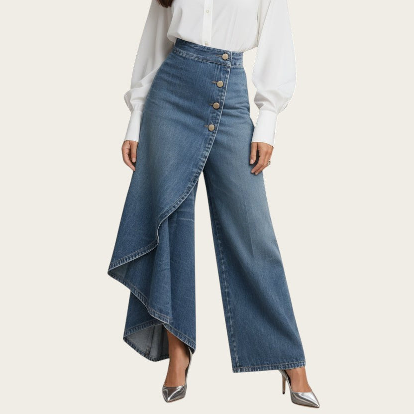 Victoria Lemaire falda-pantalón vaquera azul claro de corte ancho con cierre cruzado de botones y detalle asimétrico.