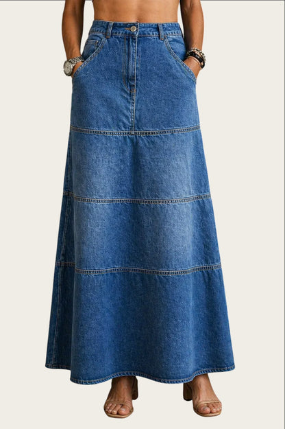Falda midi vaquera azul de Victoria Lemaire con paneles horizontales y bolsillos delanteros.