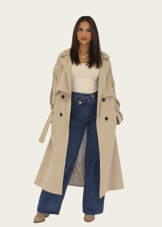 Gabardina oversize color beige de Victoria Lemaire con cinturón, doble botonadura y solapas anchas. Modelo de 163 cm.