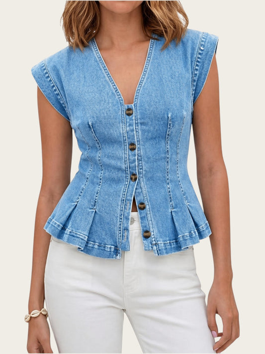 Victoria Lemaire Top Denim Vera azul claro sin mangas con escote en V y botones frontales, con detalle de pliegues en el bajo.