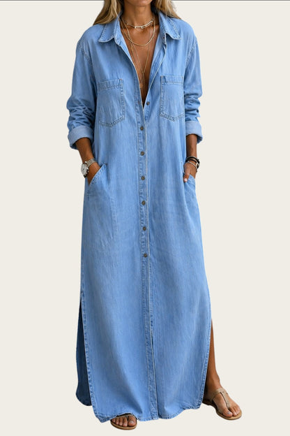 Vestido camisero largo de mezclilla azul claro de Victoria Lemaire con botones frontales, bolsillos en el pecho y aberturas laterales.