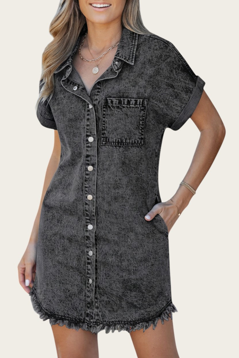 Victoria Lemaire Kelia vestido camisero vaquero gris oscuro con bajo deshilachado y cuello clásico.