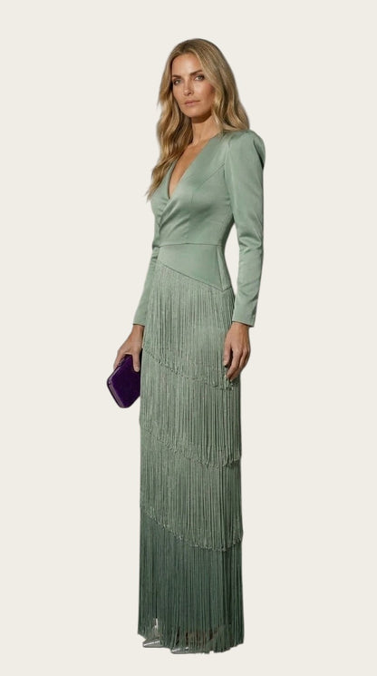 Victoria Lemaire vestido largo verde salvia con flecos en cascada y escote cruzado, mangas largas. Ideal para eventos.