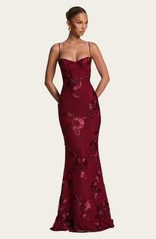 Vestido largo burdeos Victoria Lemaire de malla elástica con apliques florales, copas con aros y tirantes finos.
