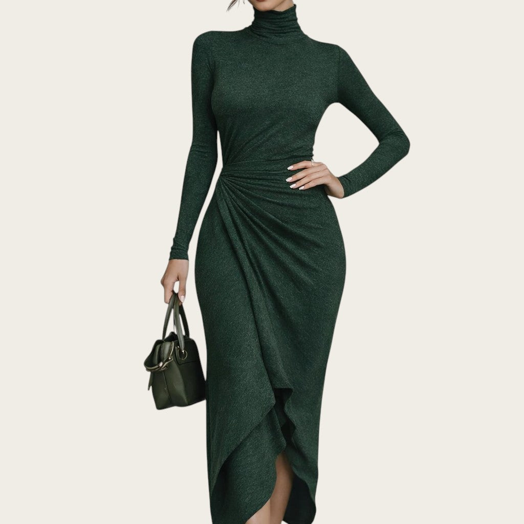 Vestido midi verde oscuro de Victoria Lemaire con cuello alto, manga larga y drapeado asimétrico. Ideal para fiestas.