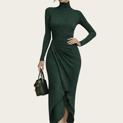 Vestido midi verde oscuro de Victoria Lemaire con cuello alto, manga larga y drapeado asimétrico. Ideal para fiestas.