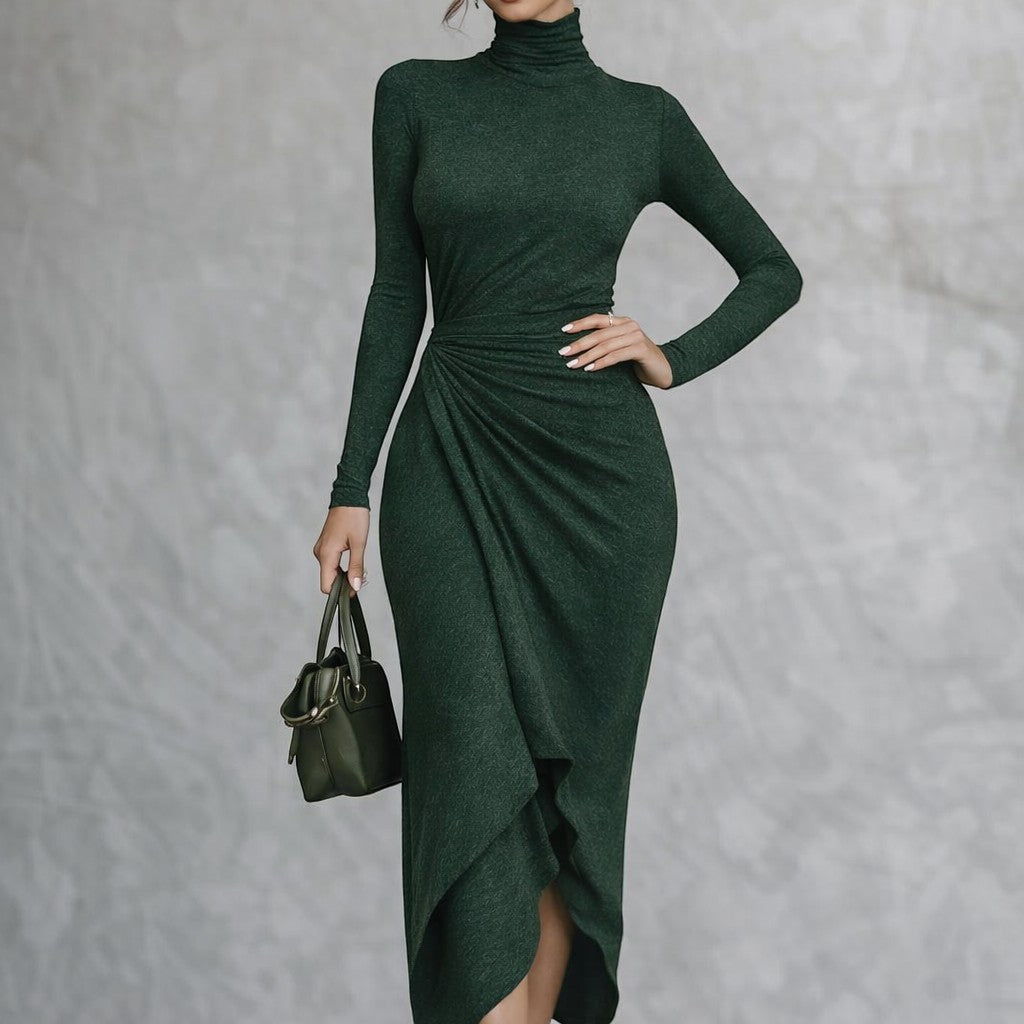 Vestido midi verde oscuro de Victoria Lemaire con cuello alto, manga larga y drapeado asimétrico. Tejido de punto.