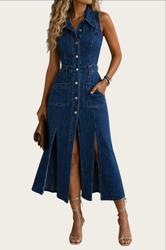 Vestido chaleco vaquero azul oscuro de Victoria Lemaire sin mangas, con botones, bolsillos y aberturas laterales.