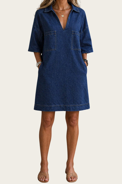 Vestido vaquero azul de manga corta Victoria Lemaire con cuello camisero, escote en V y bolsillos frontales.