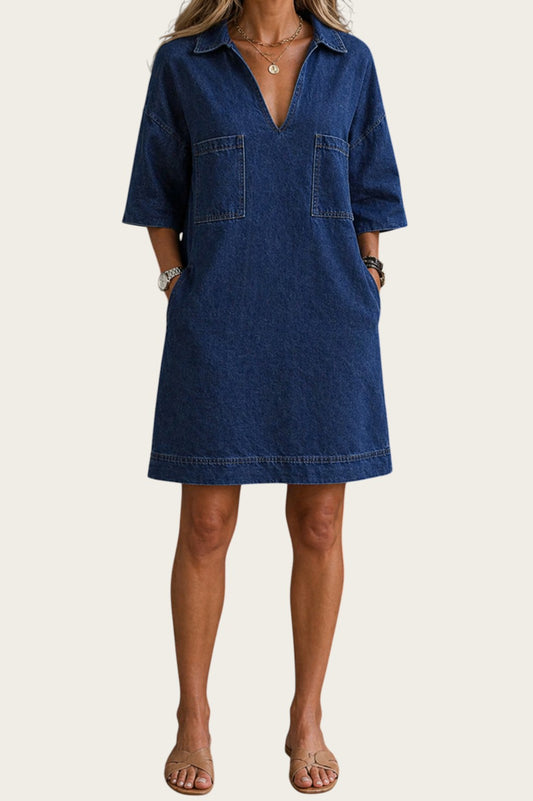 Vestido vaquero azul de manga corta Victoria Lemaire con cuello camisero, escote en V y bolsillos frontales.
