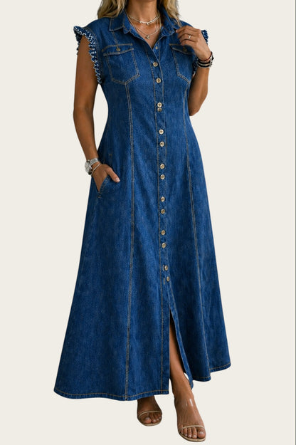 Victoria Lemaire vestido vaquero azul sin mangas, cuello camisero, botones frontales y bolsillos. Estilo casual.