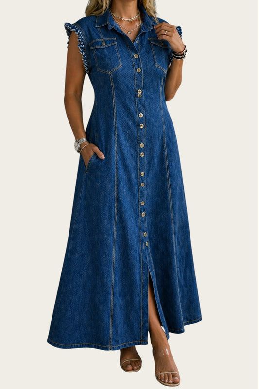 Victoria Lemaire vestido vaquero azul sin mangas, cuello camisero, botones frontales y bolsillos. Estilo casual.