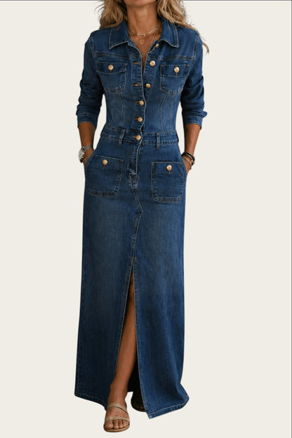 Vestido vaquero largo azul de Victoria Lemaire con botones dorados y bolsillos de parche. Manga larga y abertura frontal.