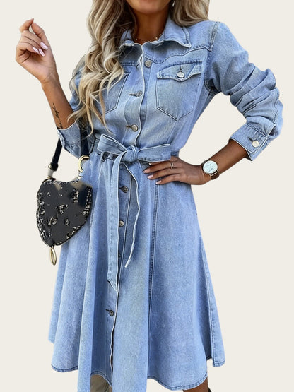 Vestido vaquero de manga larga Luna de Victoria Lemaire con cinturón anudado y corte relajado.