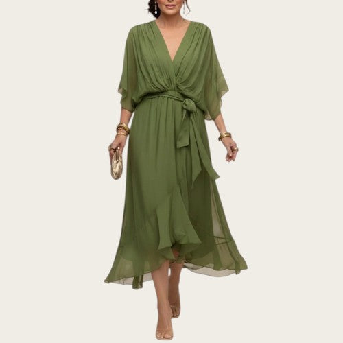 Vestido verde oliva de Victoria Lemaire con escote en V pronunciado, mangas acampanadas y cinturón anudado. Tejido ligero y fluido.