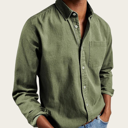 Camisa verde oliva de manga larga para hombre de Victoria Lemaire, con bolsillo en el pecho y cuello abotonado.