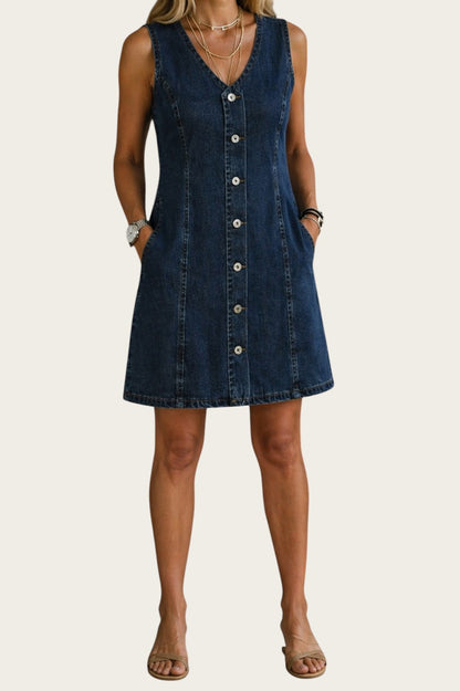 Victoria Lemaire Lila vestido mini vaquero azul sin mangas con botones y bolsillos, ideal para el día a día.