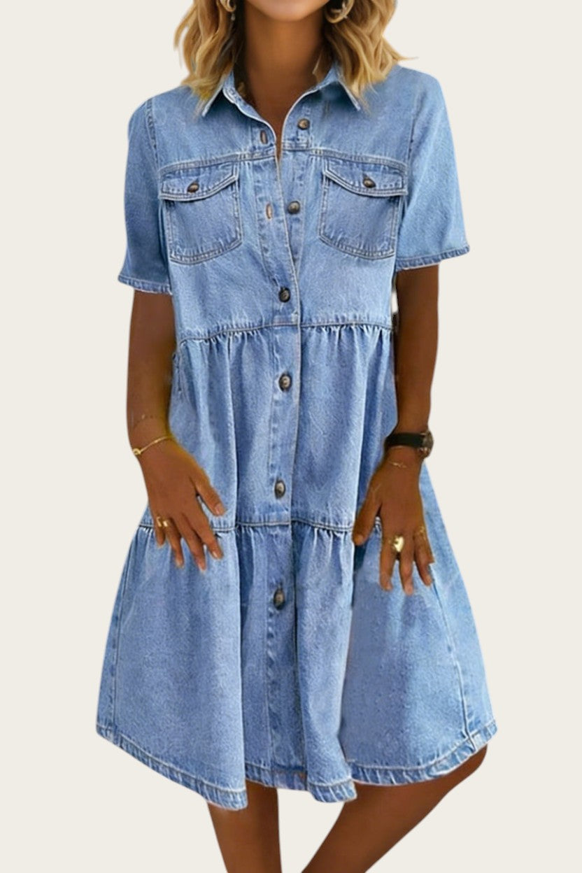 Victoria Lemaire Vestido vaquero midi azul claro con volantes, cuello camisero y botones frontales.