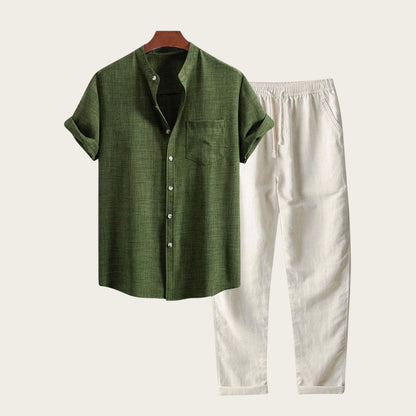Conjunto de verano Victoria Lemaire de camisa verde de manga corta y pantalones color crema, de lino y algodón.