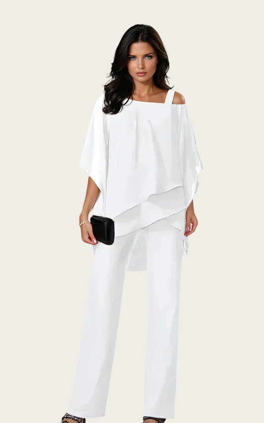 Victoria Lemaire conjunto blanco de dos piezas con top asimétrico en capas y pantalones de pierna ancha.