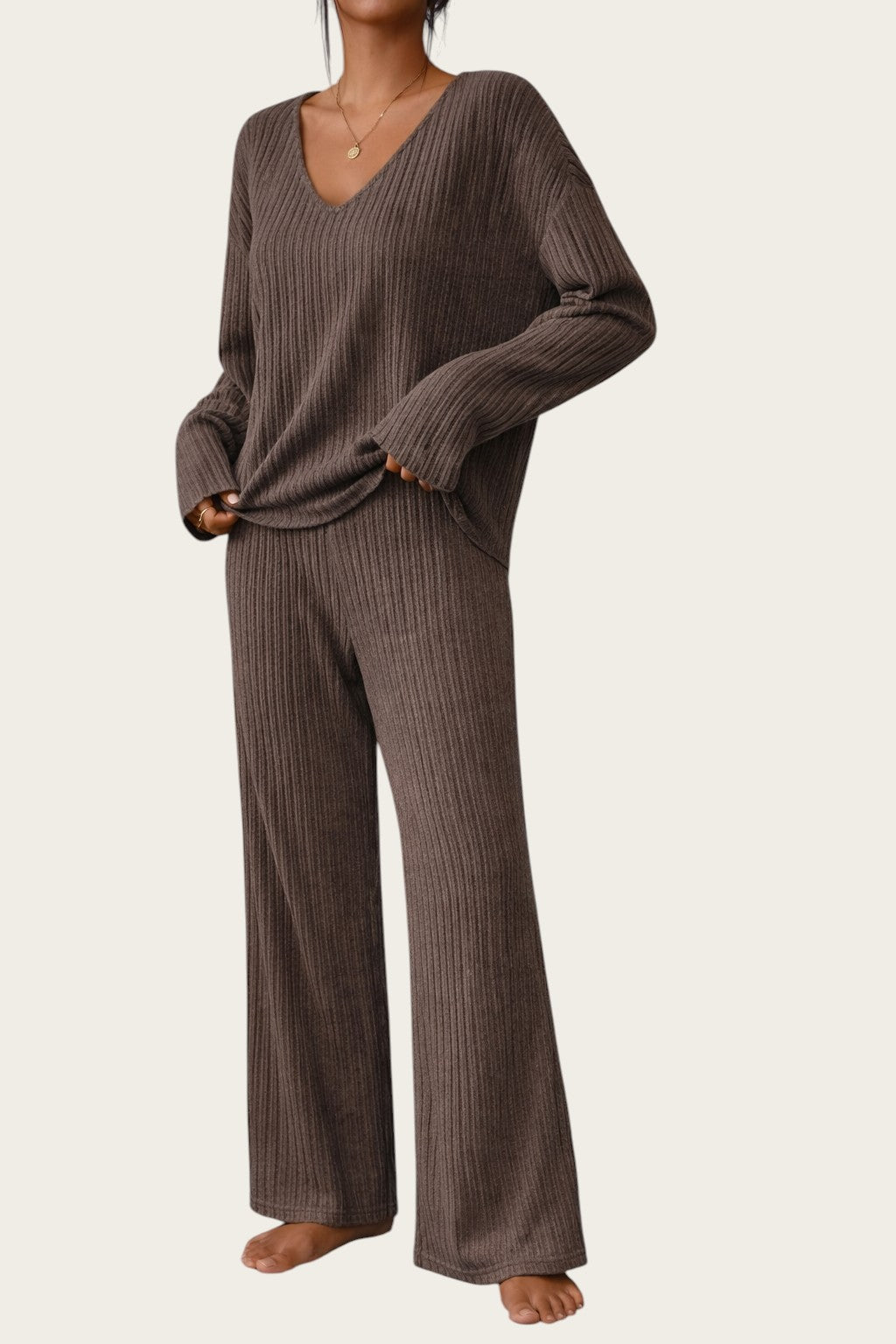 Conjunto de lounge marrón de punto acanalado de Victoria Lemaire con cuello en V y pantalones de pierna ancha.