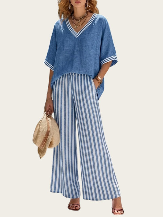 Conjunto de lino y algodón azul y blanco a rayas con blusa de cuello en V y pantalones anchos. Victoria Lemaire.