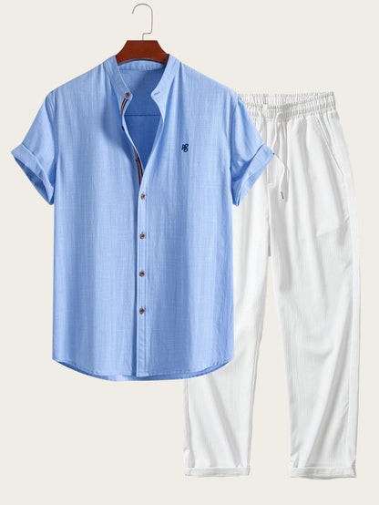 Conjunto de verano Victoria Lemaire: camisa azul de algodón con cuello mao y pantalones blancos de poliéster arrugado.