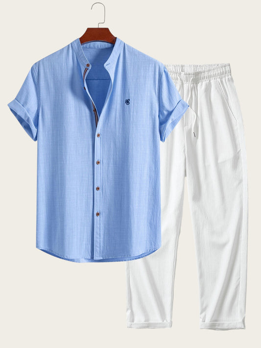 Conjunto de verano Victoria Lemaire: camisa azul de algodón con cuello mao y pantalones blancos de poliéster arrugado.