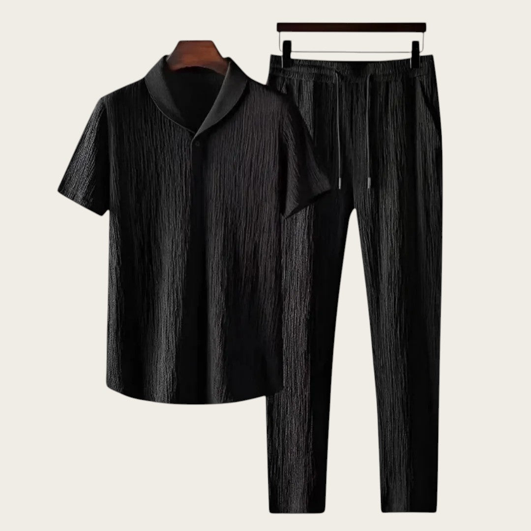 Conjunto de verano ANTIBES de Victoria Lemaire en negro, camisa de manga corta con cuello camisero y pantalón de algodón texturizado.