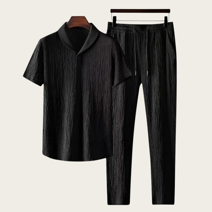 Conjunto de verano ANTIBES de Victoria Lemaire en negro, camisa de manga corta con cuello camisero y pantalón de algodón texturizado.