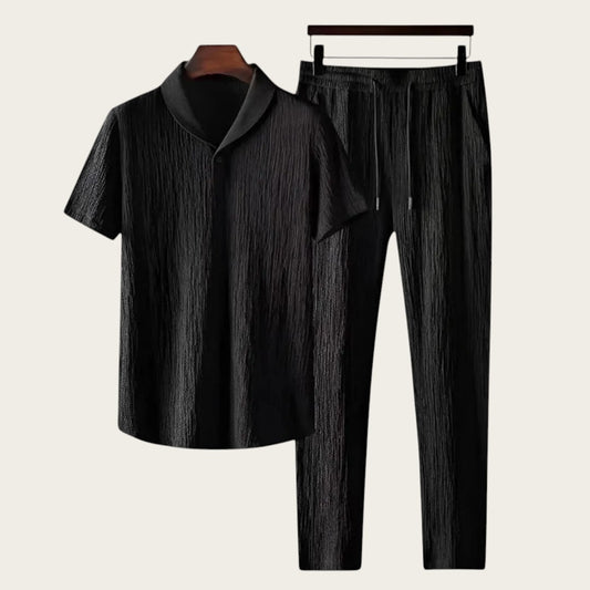 Conjunto de verano ANTIBES de Victoria Lemaire en negro, camisa de manga corta con cuello camisero y pantalón de algodón texturizado.