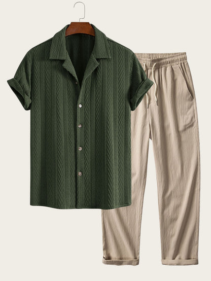 Conjunto de verano POSITANO de Victoria Lemaire: camisa verde texturizada de manga corta y pantalones beige de algodón 100%.