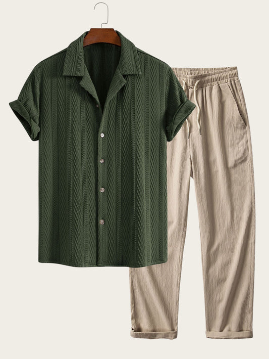 Conjunto de verano POSITANO de Victoria Lemaire: camisa verde texturizada de manga corta y pantalones beige de algodón 100%.