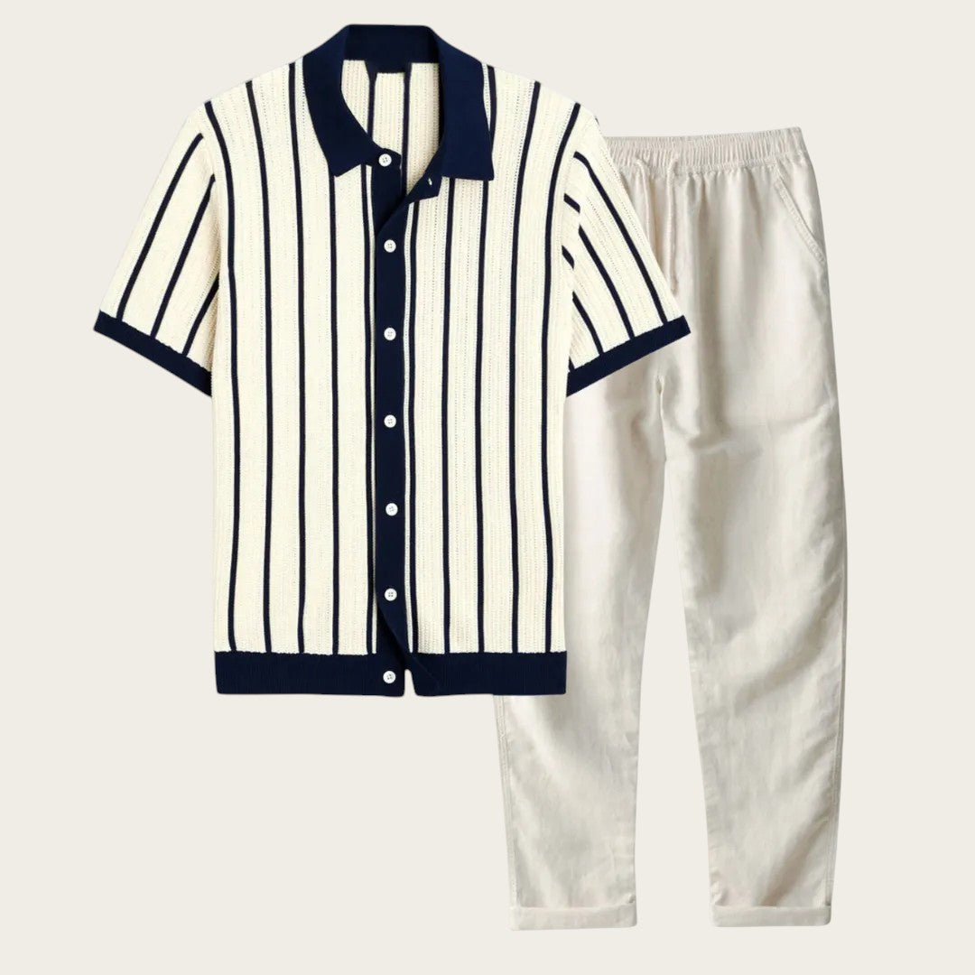 Conjunto de verano CAPRI de Victoria Lemaire con camisa de punto a rayas verticales color crema y azul marino y pantalones de lino color crema.
