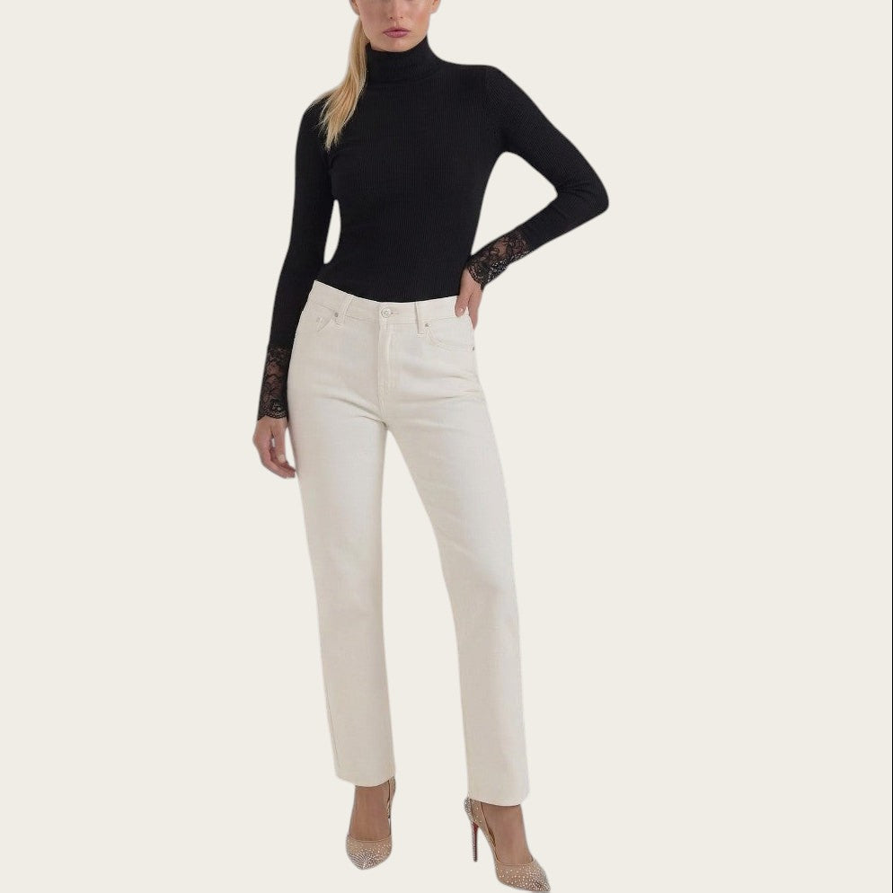 Victoria Lemaire Jersey Beth negro de cuello alto acanalado con puños de encaje y pantalón blanco de tiro alto.