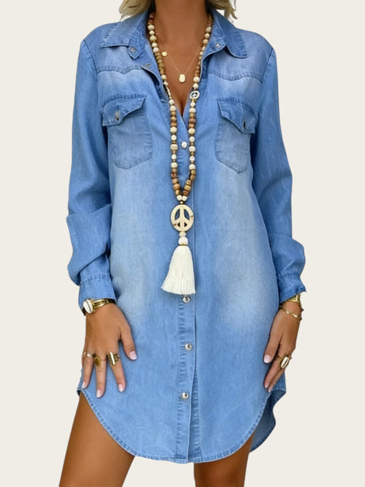 Vestido camisero vaquero azul claro de manga larga Victoria Lemaire con cuello camisero y botones frontales.