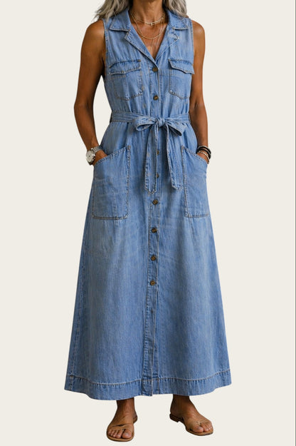 Vestido largo vaquero sin mangas de Victoria Lemaire con cinturón anudado y botones frontales.