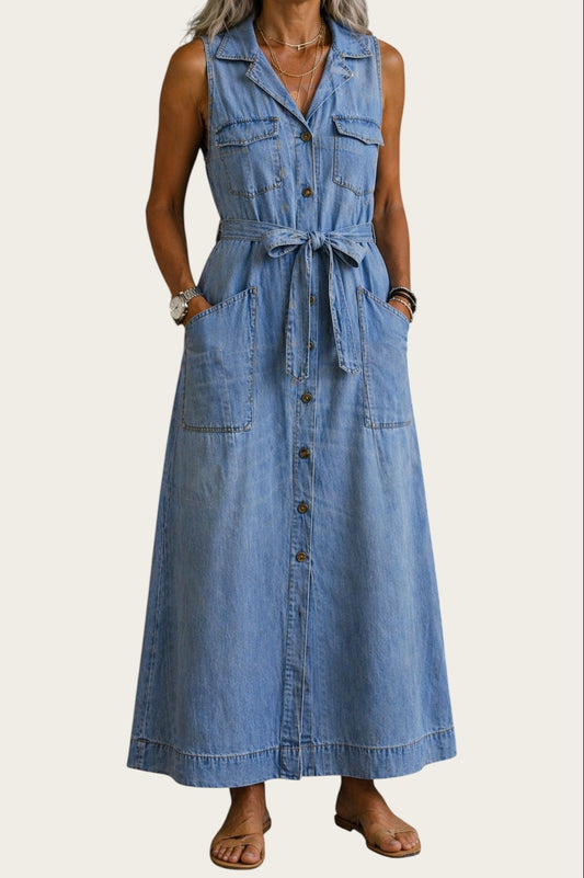 Vestido largo vaquero sin mangas de Victoria Lemaire con cinturón anudado y botones frontales.