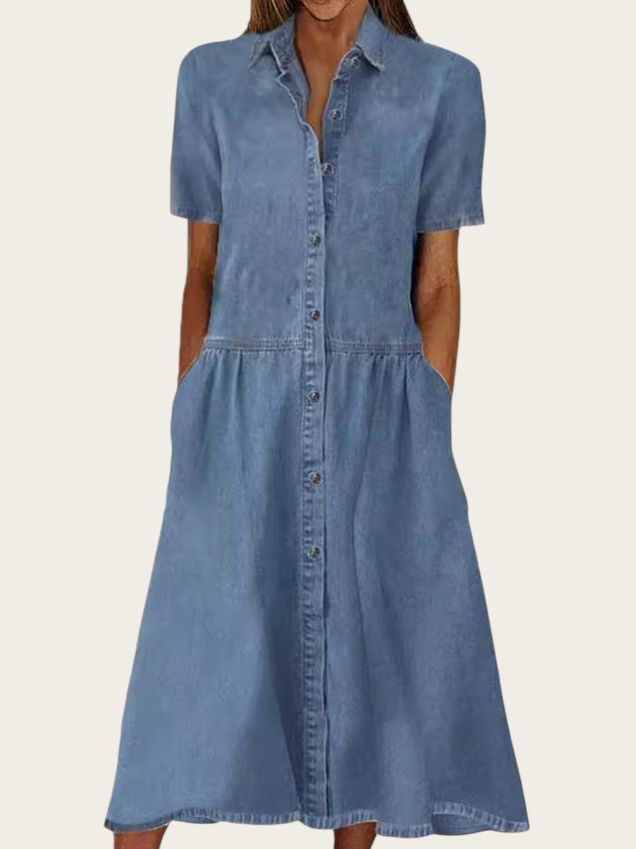 Vestido vaquero azul de manga corta Victoria Lemaire con botones frontales y bolsillos laterales, ajuste favorecedor.