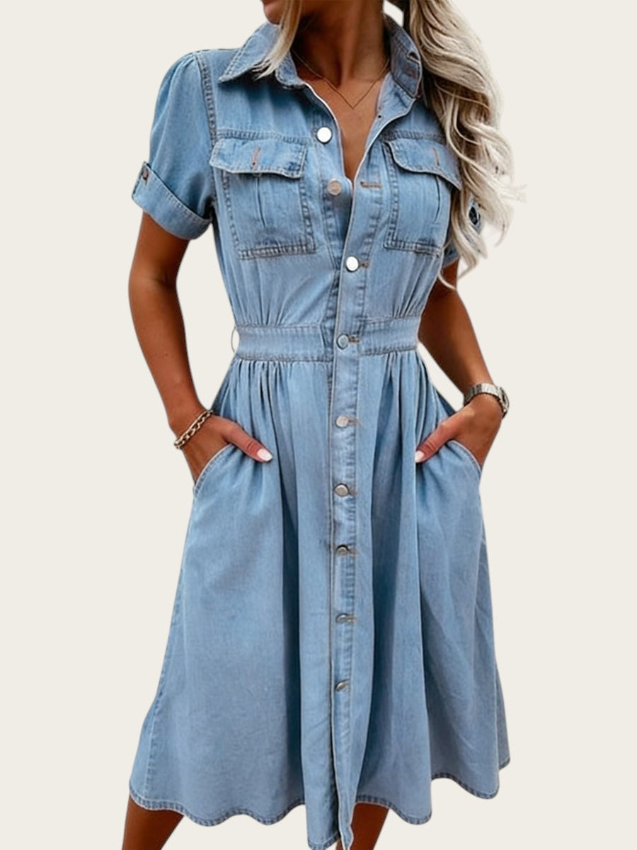 Vestido vaquero azul claro de manga corta Victoria Lemaire con botones y bolsillos en el pecho.