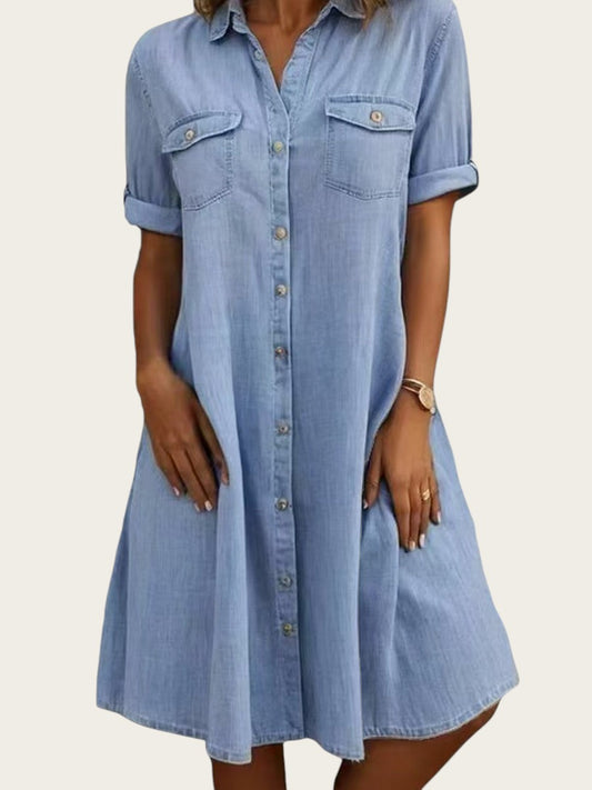 Vestido midi vaquero de manga corta Victoria Lemaire con botones y bolsillos en el pecho, color azul claro.