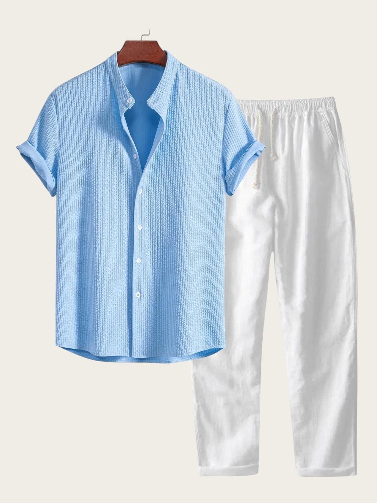 Conjunto de verano azul claro de algodón 100% de Victoria Lemaire con camisa de punto texturizado y pantalones blancos.